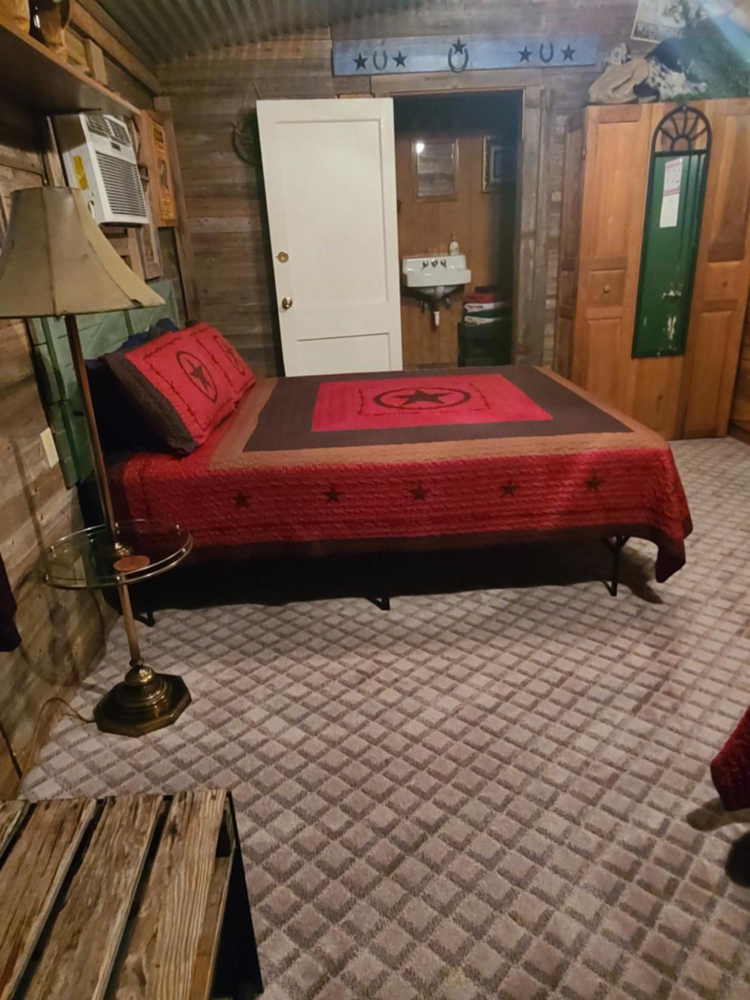 Buffalo Girls Hotel Кантън Екстериор снимка
